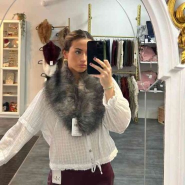 Cuello De Pelo Gris