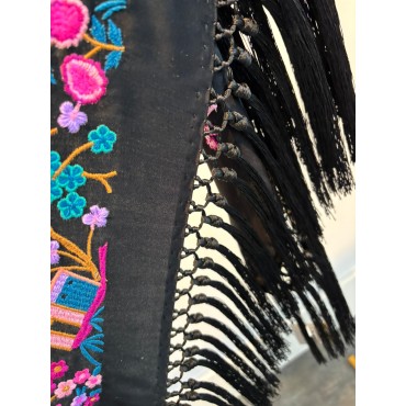 Mantoncillo bordado negro