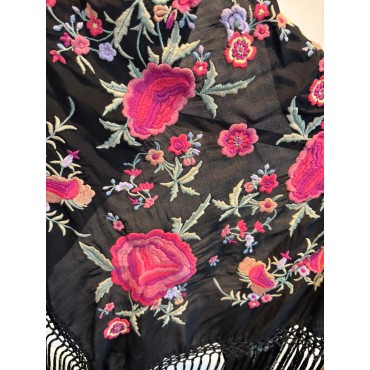 Mantoncillo bordado negro