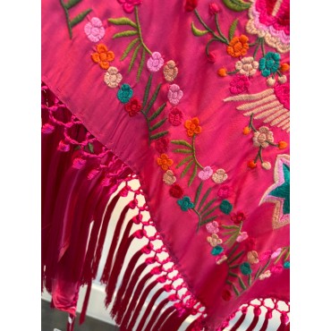 Mantoncillo bordado fucsia