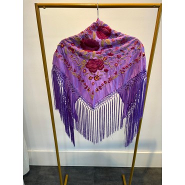 Mantoncillo bordado malva