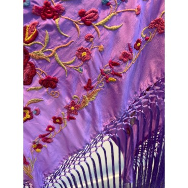 Mantoncillo bordado malva