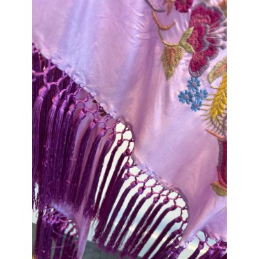 Mantoncillo bordado lila