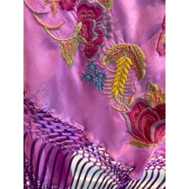 Mantoncillo bordado malva