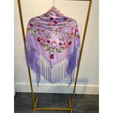 Mantoncillo bordado lila