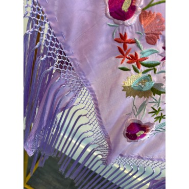 Mantoncillo bordado lila