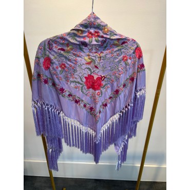 Mantoncillo bordado lila