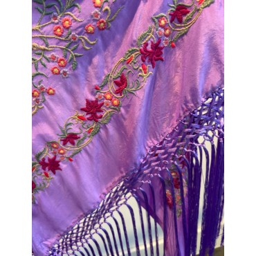 Mantoncillo bordado malva