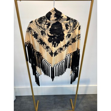 Mantoncillo bordado crema