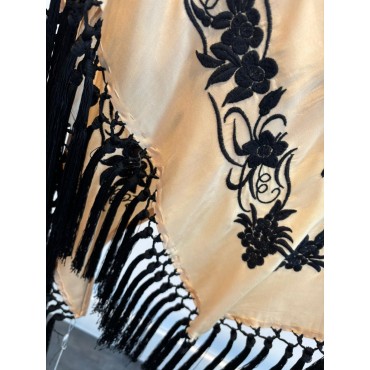 Mantoncillo bordado crema