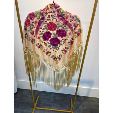 Mantoncillo bordado crema