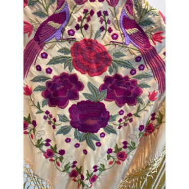 Mantoncillo bordado crema