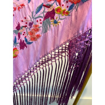 Mantoncillo bordado malva