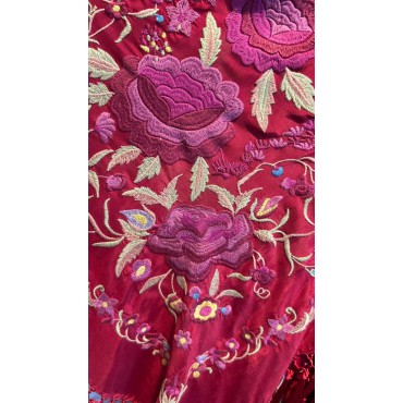 Mantoncillo bordado rojo